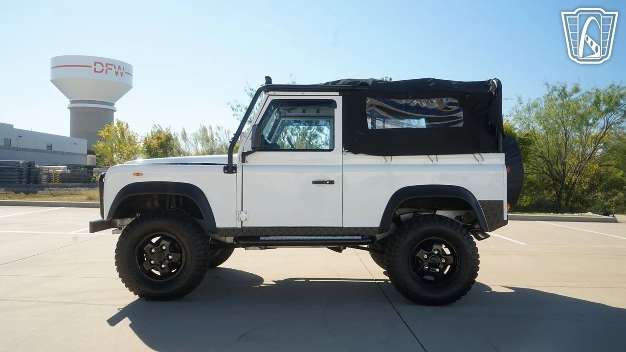 2010 Land Rover Defender 90 - Image 8 of 12