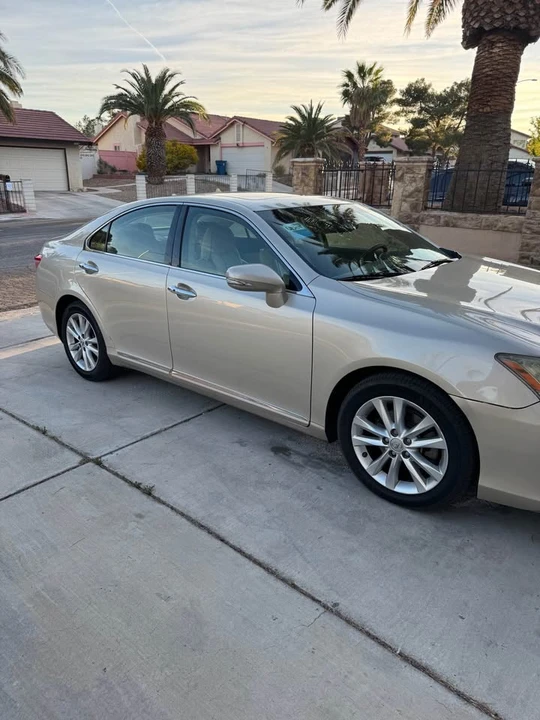 2010 Lexus ES 5th Gen - Image 2 of 5