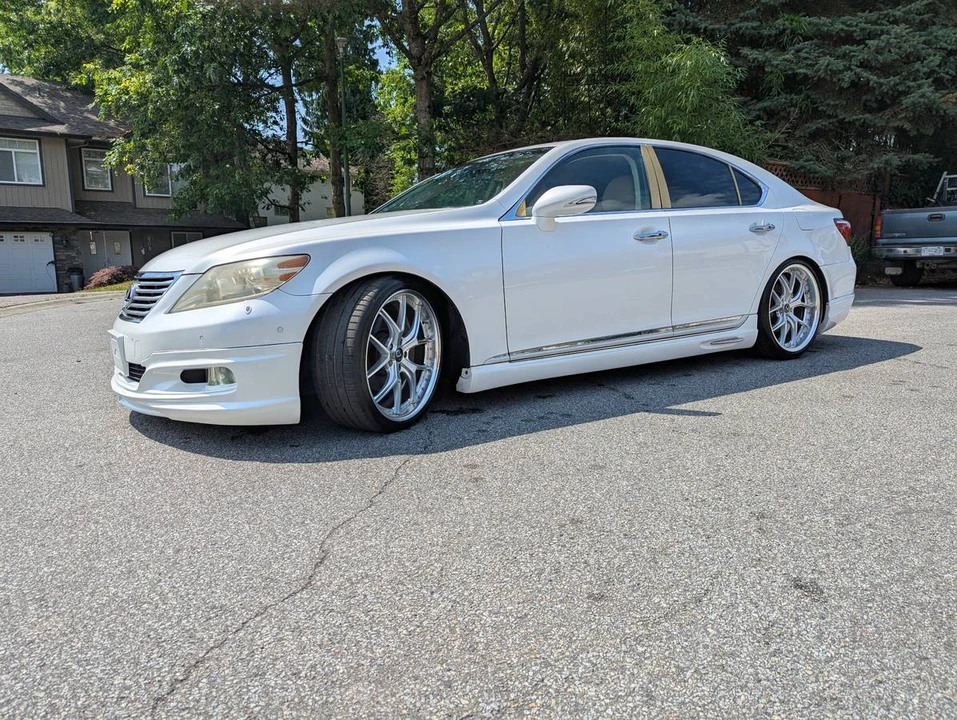 2010 Lexus LS 4th Gen - Image 9 of 17