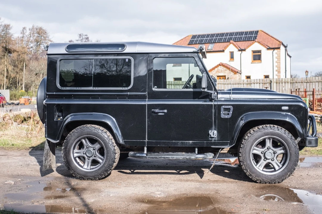 2010 Land Rover Defender - Image 21 of 30
