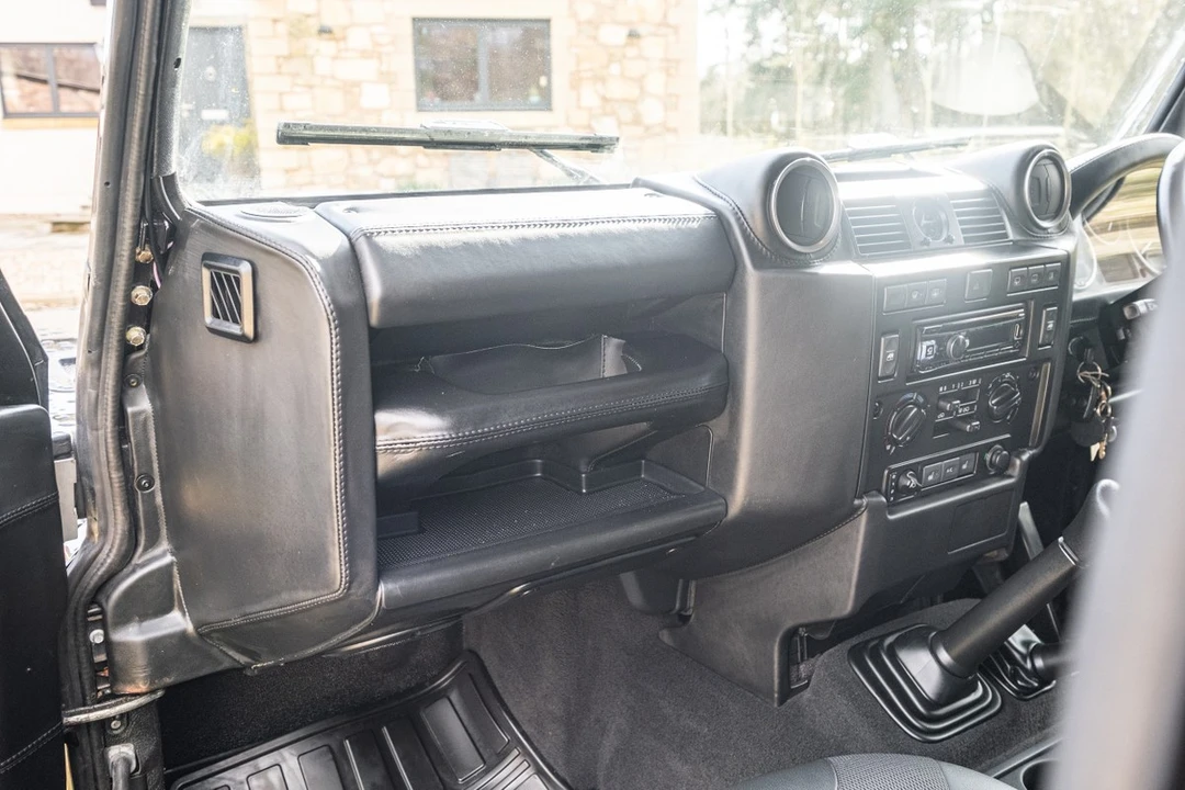 2010 Land Rover Defender - Image 29 of 30