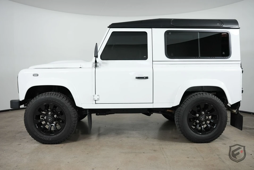 2010 Land Rover Defender - Image 5 of 31