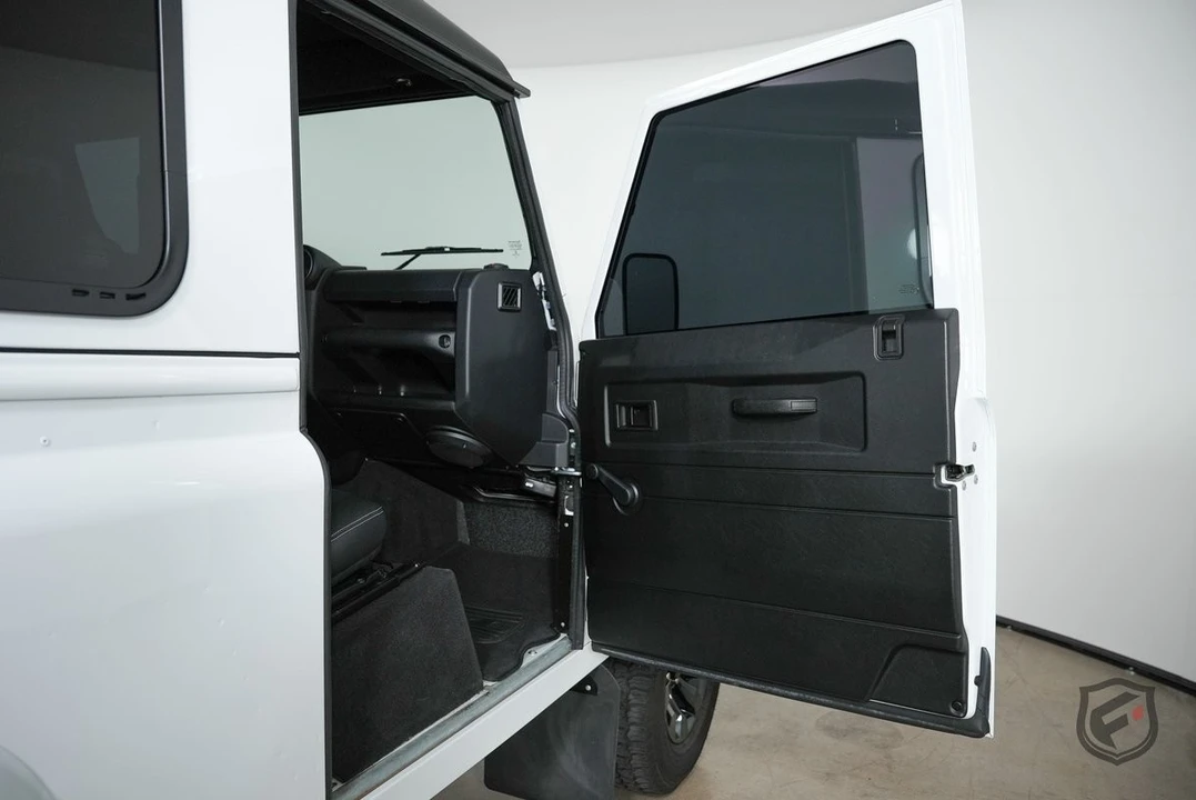 2010 Land Rover Defender - Image 26 of 31