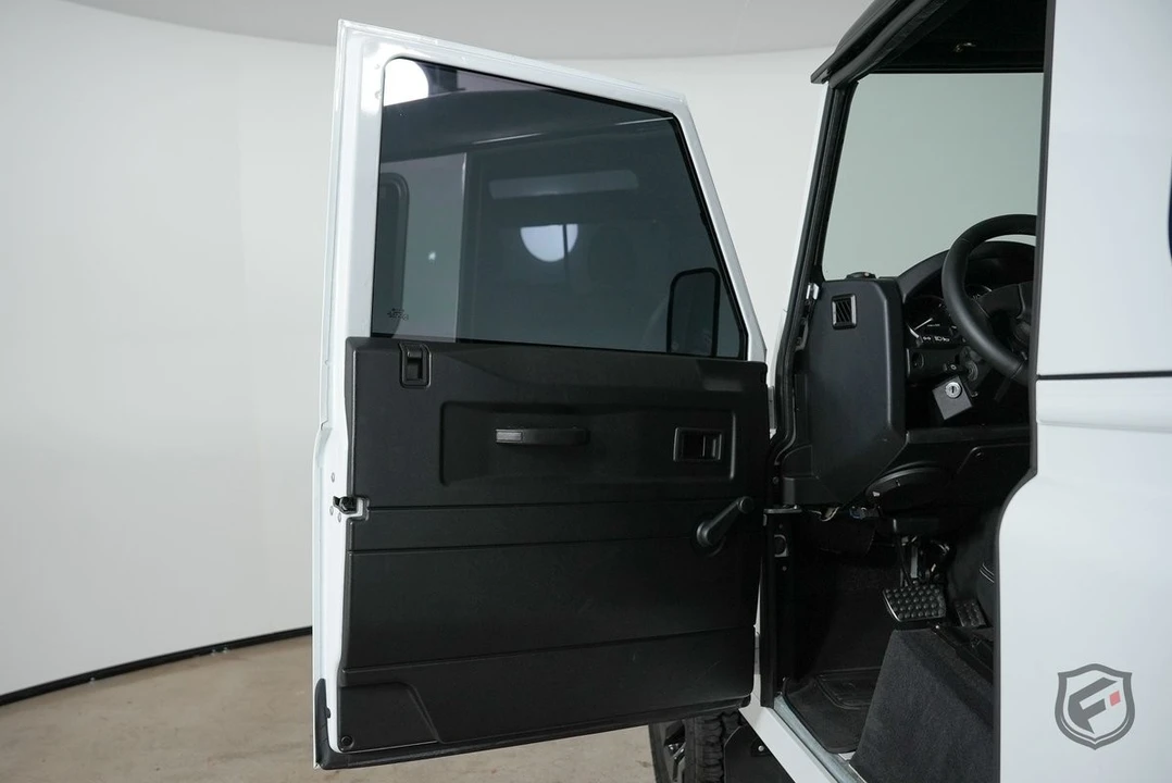2010 Land Rover Defender - Image 10 of 31