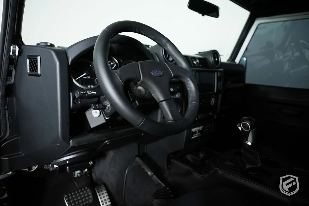 2010 Land Rover Defender - Image 13 of 31