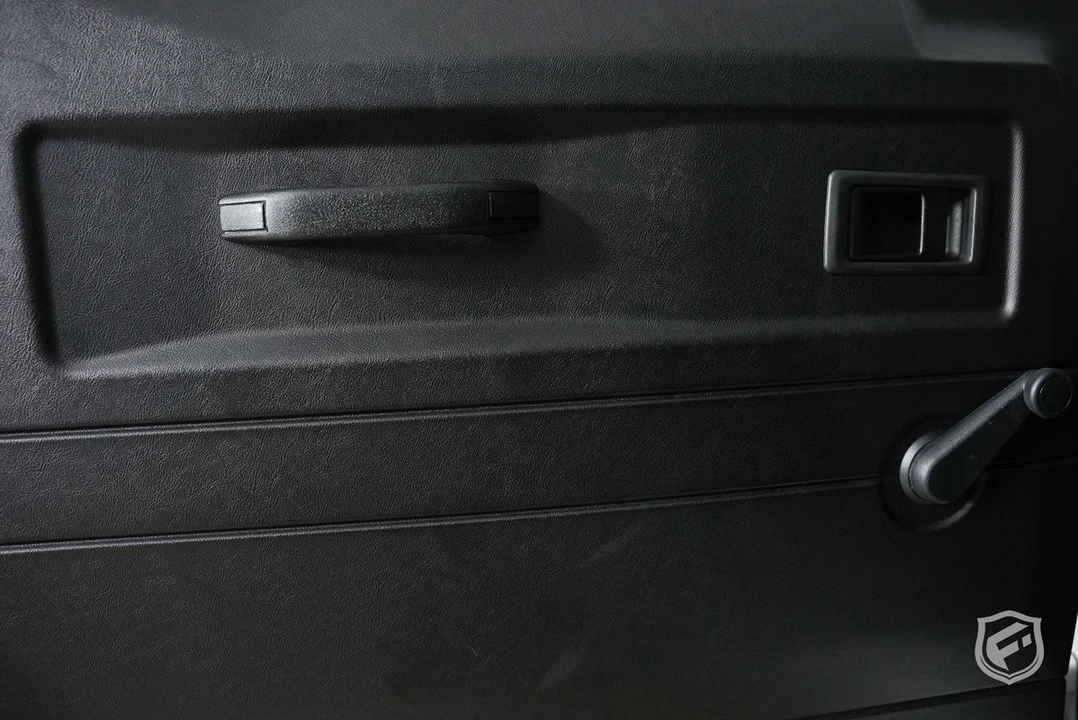 2010 Land Rover Defender - Image 16 of 31