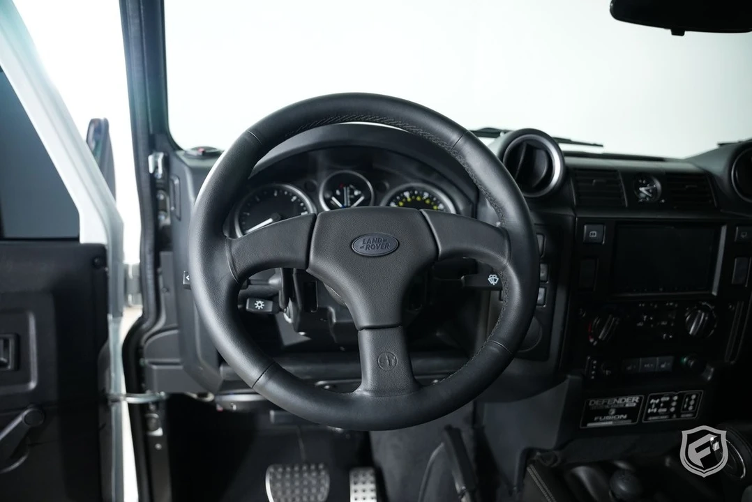 2010 Land Rover Defender - Image 17 of 31