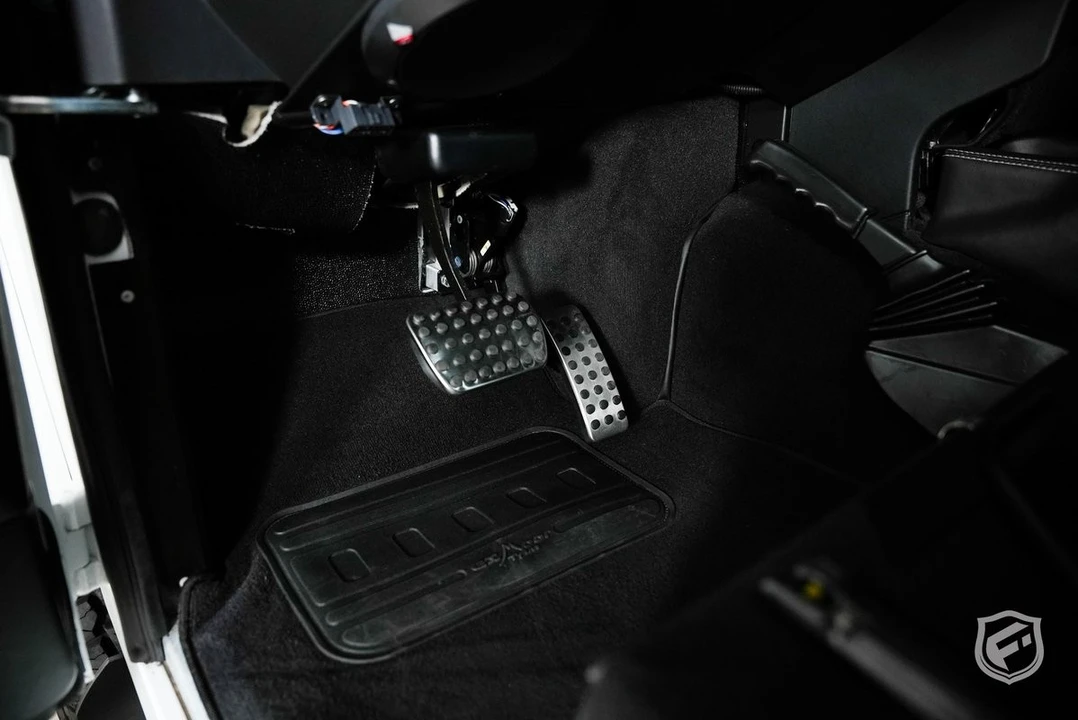 2010 Land Rover Defender - Image 14 of 31