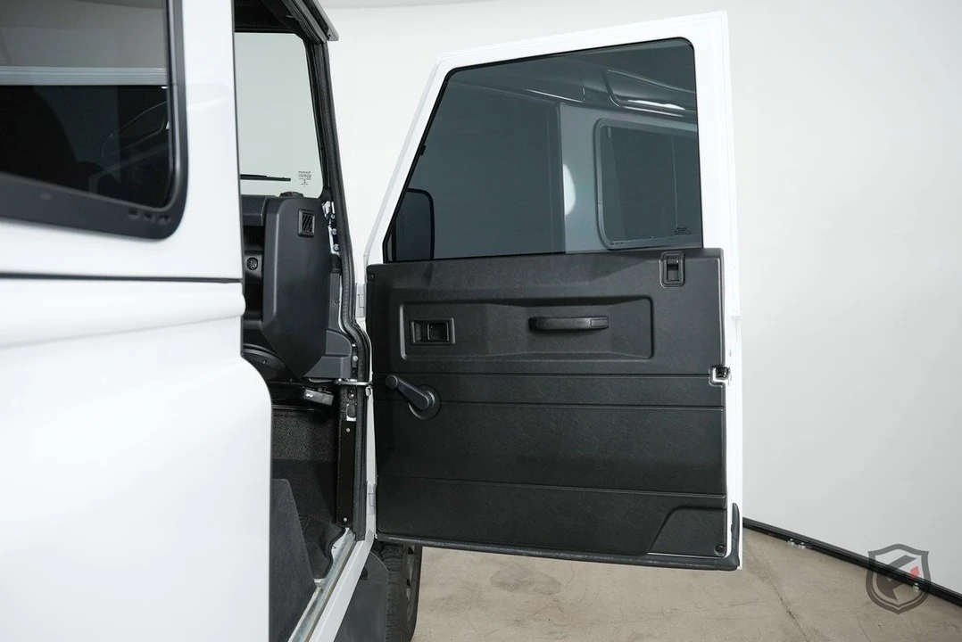 2010 Land Rover Defender - Image 25 of 31