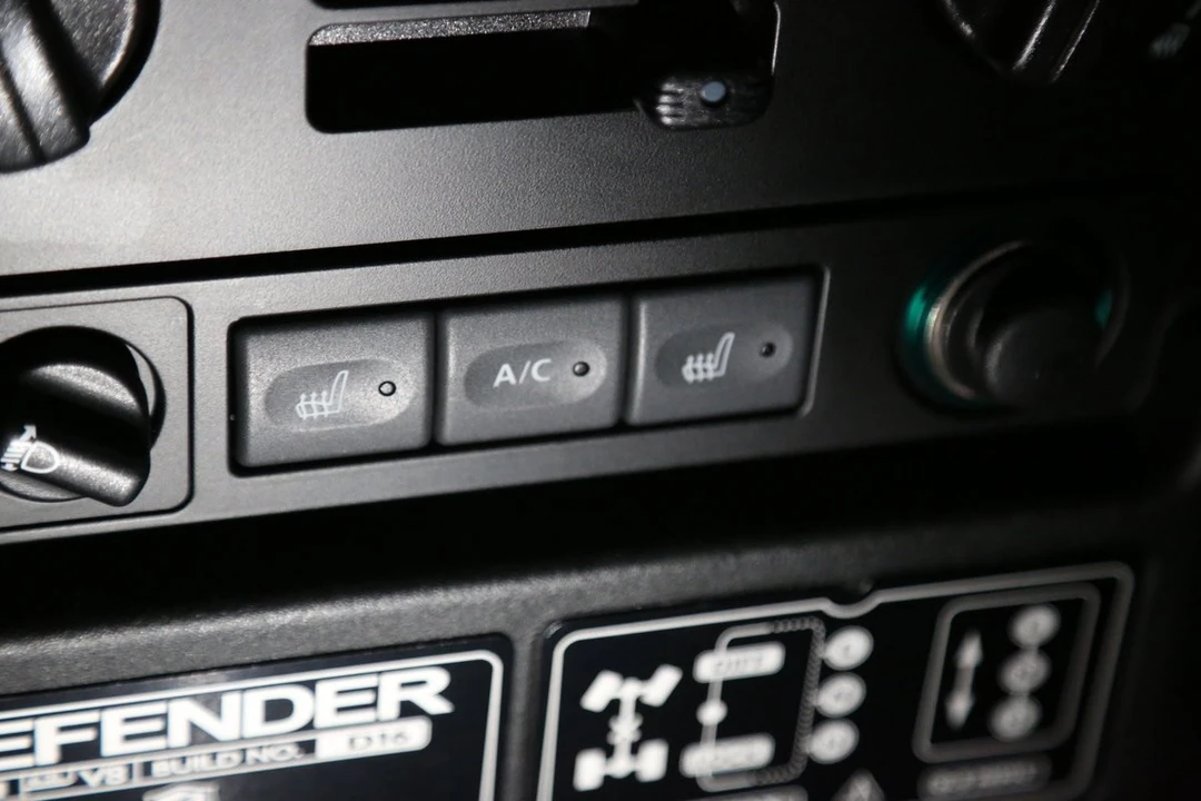 2010 Land Rover Defender - Image 18 of 31