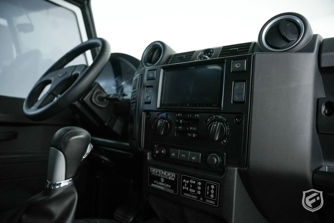 2010 Land Rover Defender - Image 28 of 31