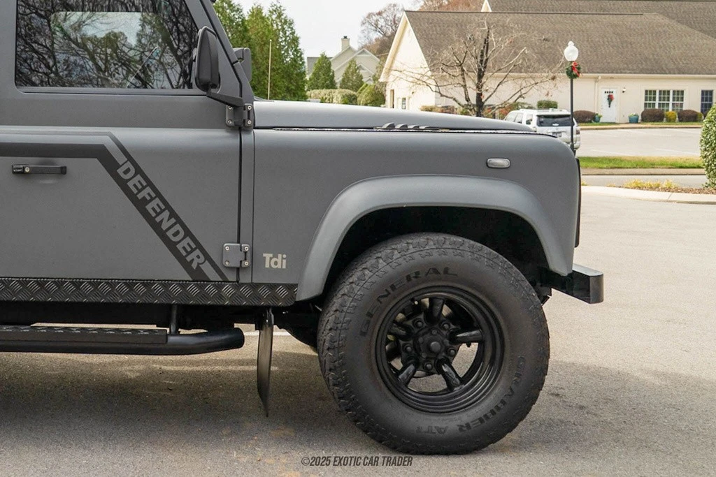 2010 Land Rover Defender - Image 11 of 12