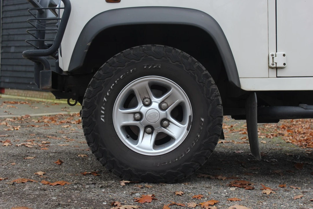2010 Land Rover Defender 110 - Image 29 of 30
