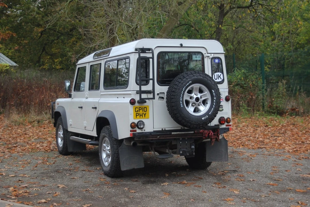 2010 Land Rover Defender 110 - Image 25 of 30