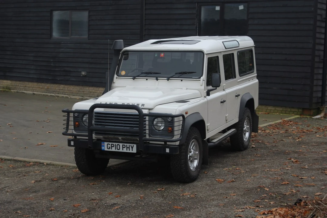 2010 Land Rover Defender 110 - Image 6 of 30