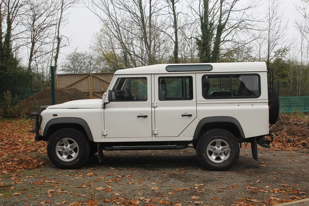 2010 Land Rover Defender 110 - Image 28 of 30