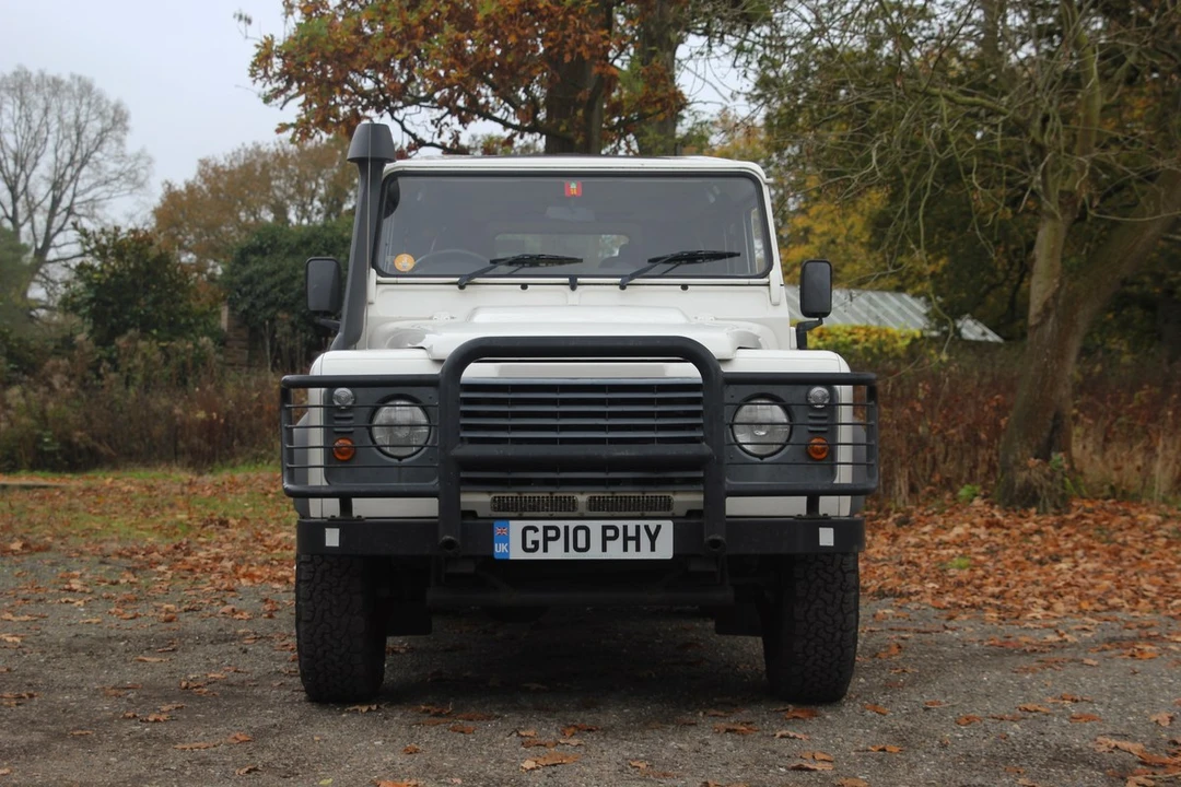2010 Land Rover Defender 110 - Image 13 of 30