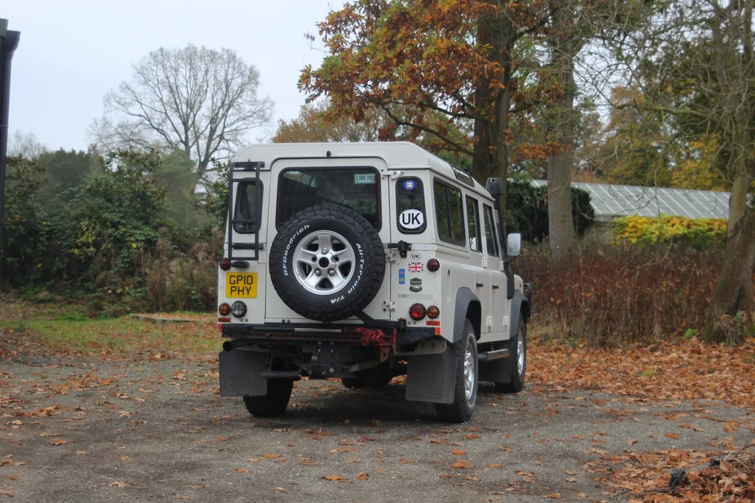 2010 Land Rover Defender 110 - Image 21 of 30