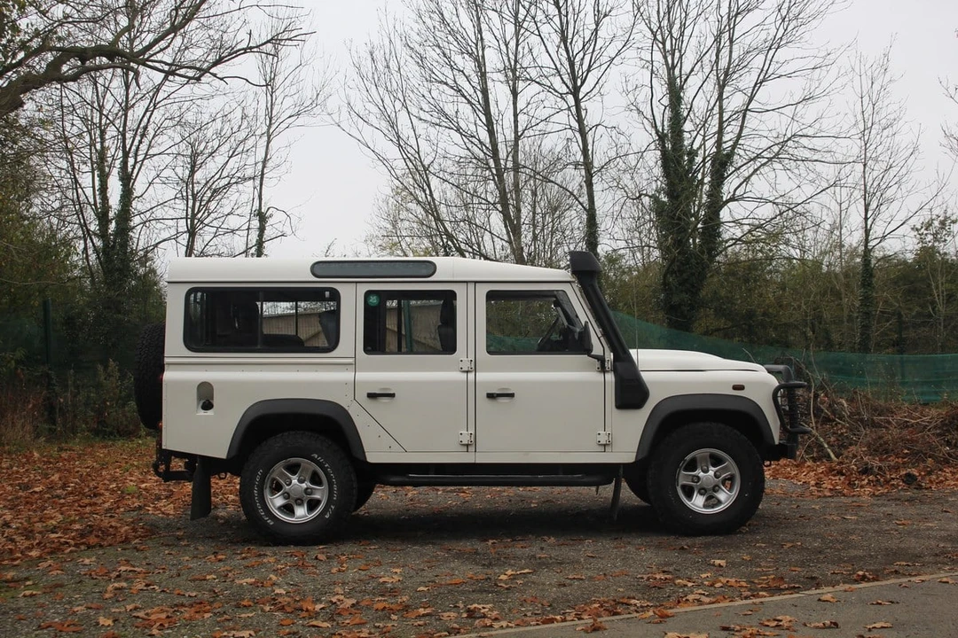 2010 Land Rover Defender 110 - Image 9 of 30