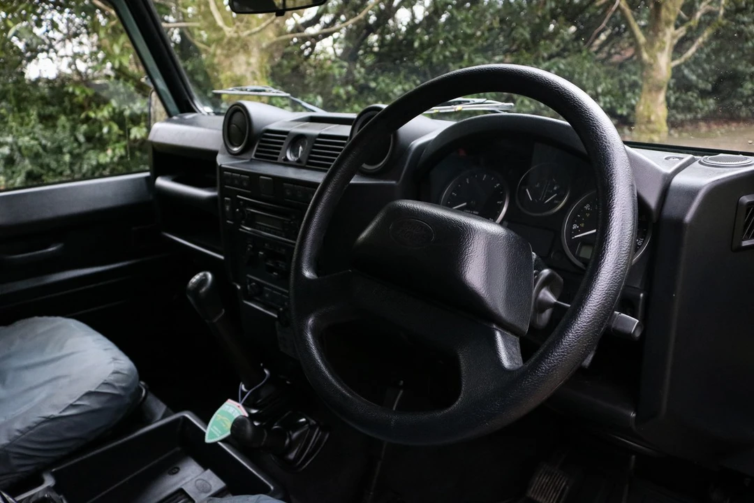 2010 Land Rover Defender 110 - Image 17 of 30