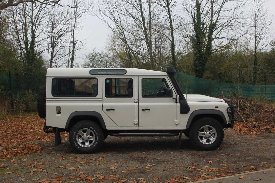 2010 Land Rover Defender 110 - Image 8 of 30