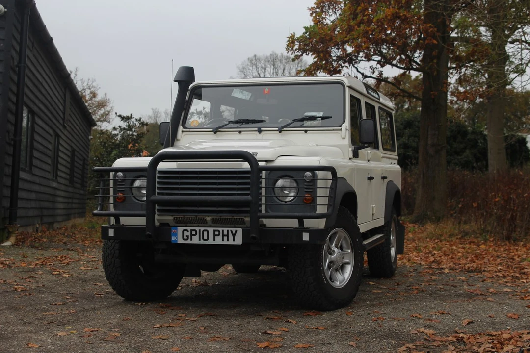 2010 Land Rover Defender 110 - Image 17 of 30
