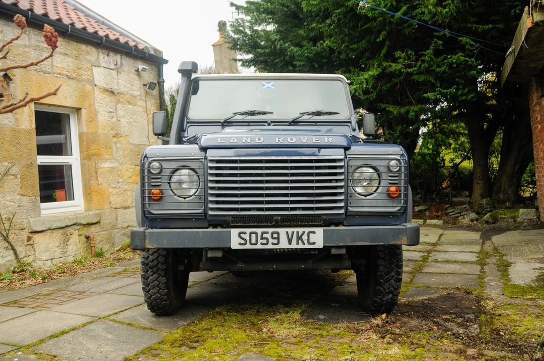 2010 Land Rover Defender 110 - Image 14 of 30