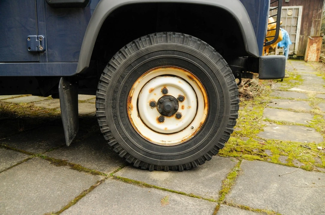 2010 Land Rover Defender 110 - Image 19 of 30