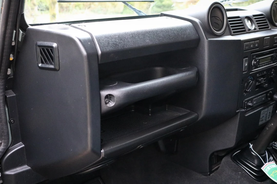 2010 Land Rover Defender 110 - Image 25 of 30