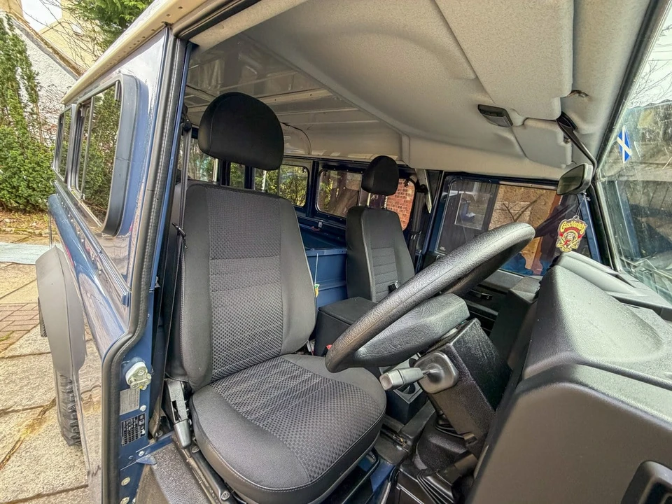 2010 Land Rover Defender 110 - Image 25 of 30