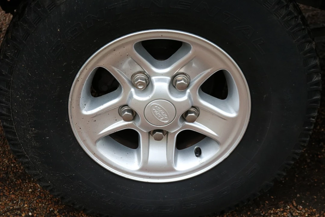 2010 Land Rover Defender 110 - Image 14 of 30