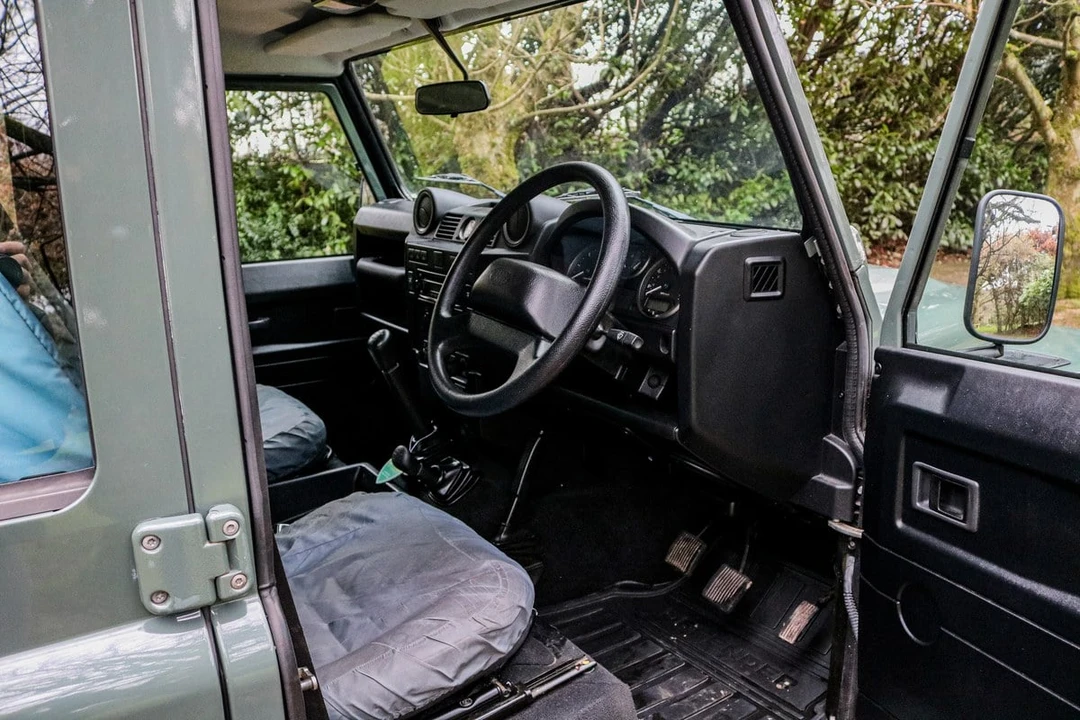 2010 Land Rover Defender 110 - Image 16 of 30