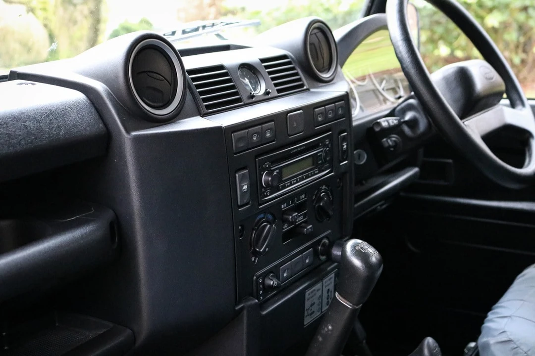 2010 Land Rover Defender 110 - Image 21 of 30
