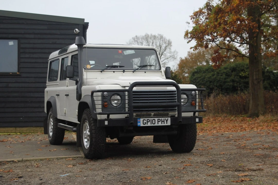 2010 Land Rover Defender 110 - Image 5 of 30