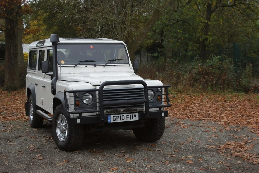 2010 Land Rover Defender 110 - Image 10 of 30