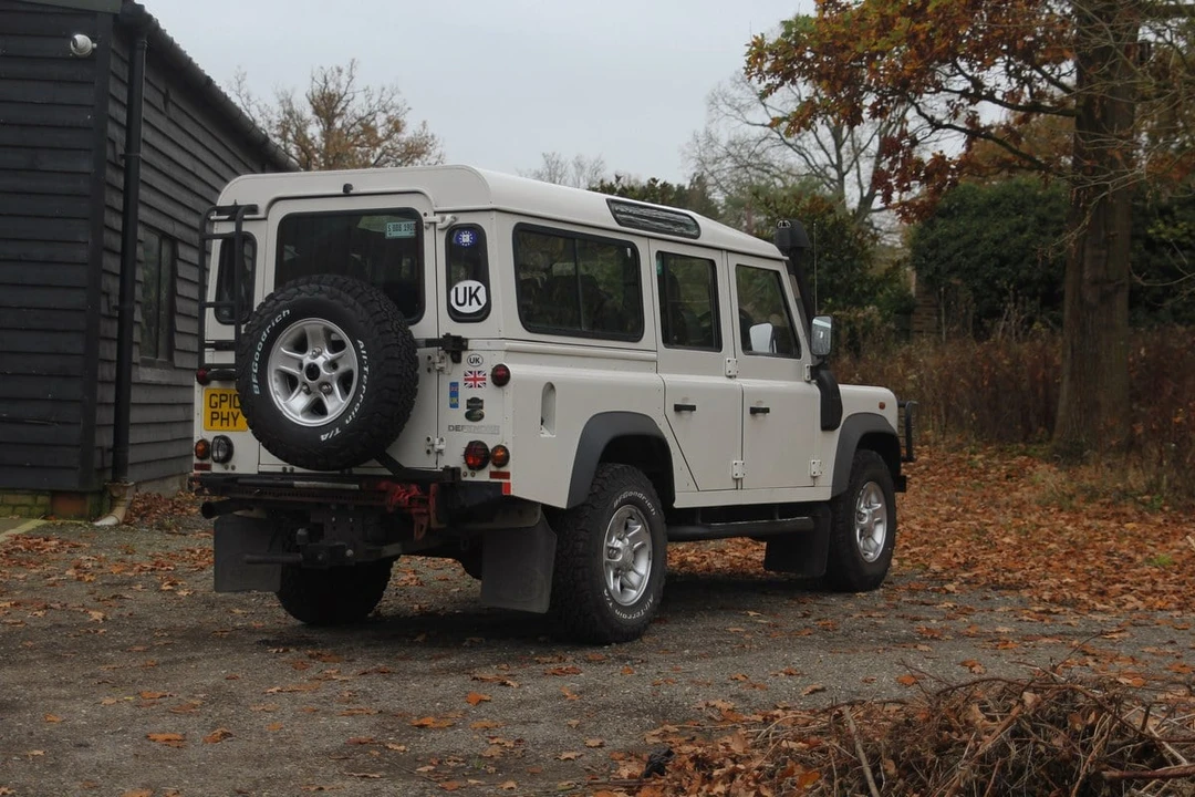 2010 Land Rover Defender 110 - Image 23 of 30