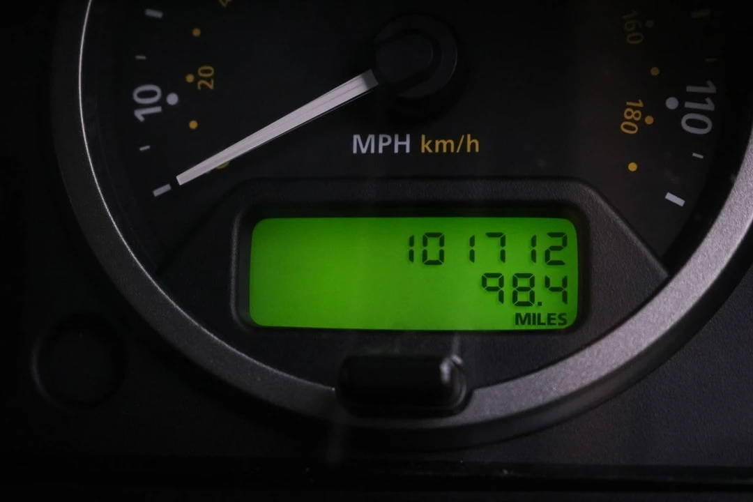 2010 Land Rover Defender 110 - Image 19 of 30