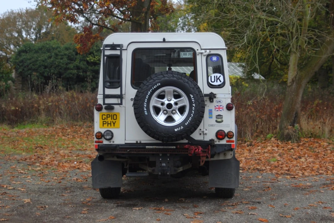 2010 Land Rover Defender 110 - Image 24 of 30