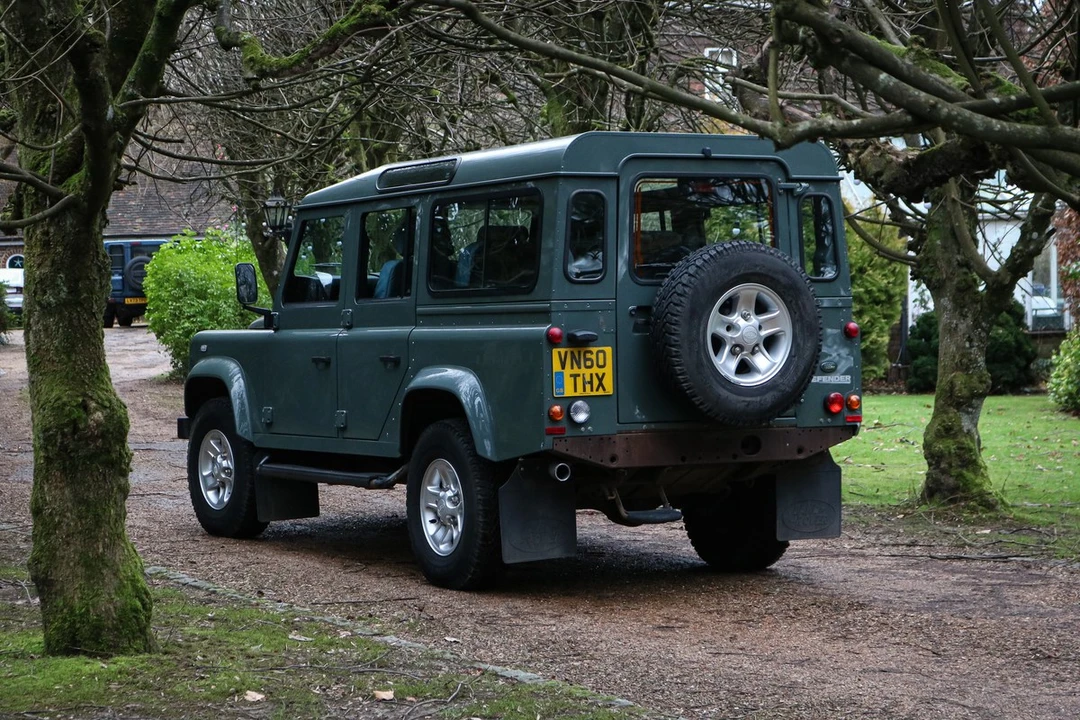 2010 Land Rover Defender 110 - Image 7 of 30