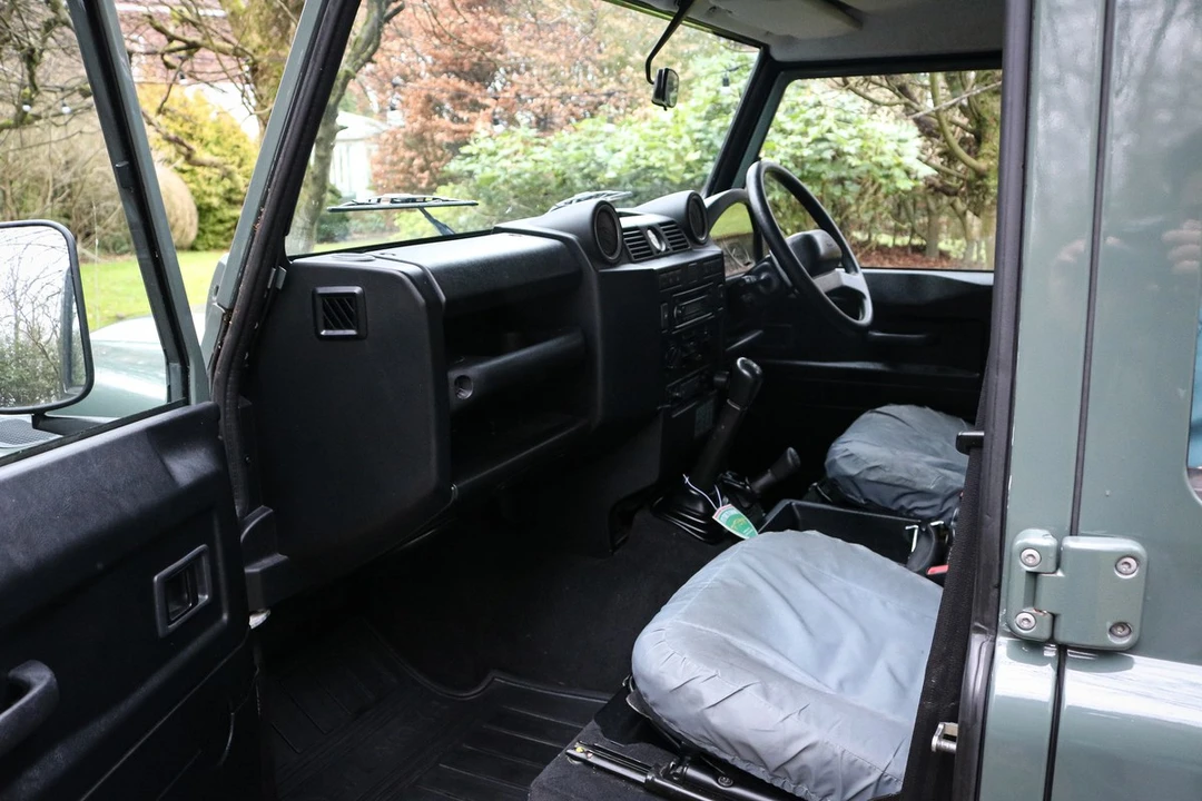 2010 Land Rover Defender 110 - Image 15 of 30