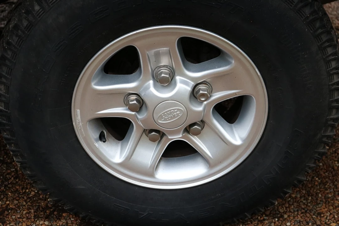 2010 Land Rover Defender 110 - Image 13 of 30