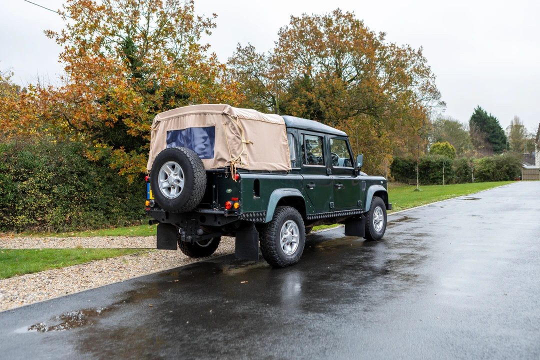 2010 Land Rover Defender 110 - Image 5 of 31