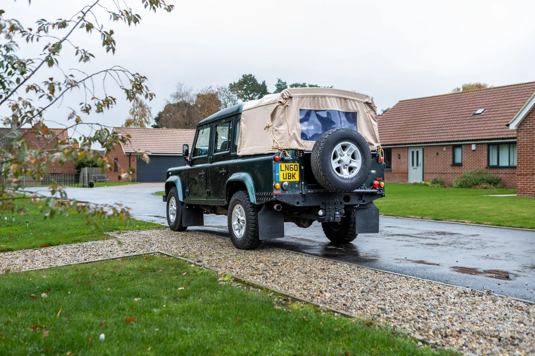 2010 Land Rover Defender 110 - Image 7 of 31