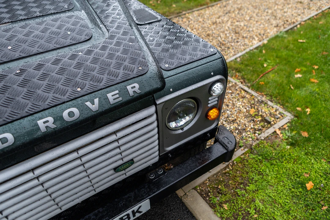 2010 Land Rover Defender 110 - Image 16 of 31