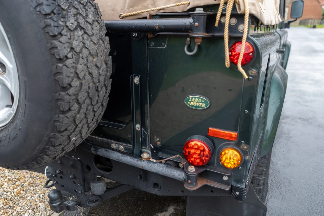 2010 Land Rover Defender 110 - Image 23 of 31