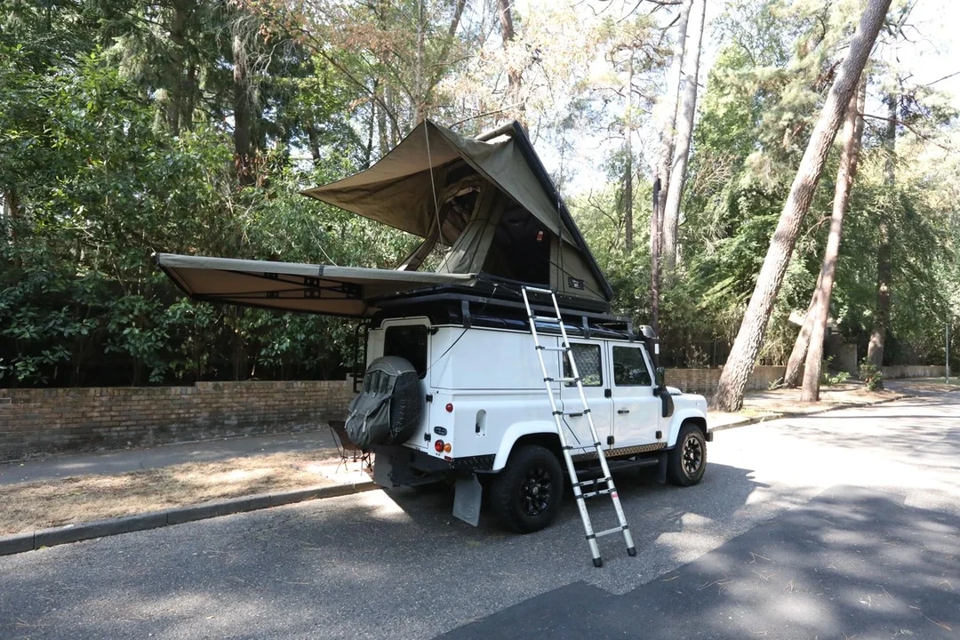 2010 Land Rover Defender 110 - Image 5 of 31