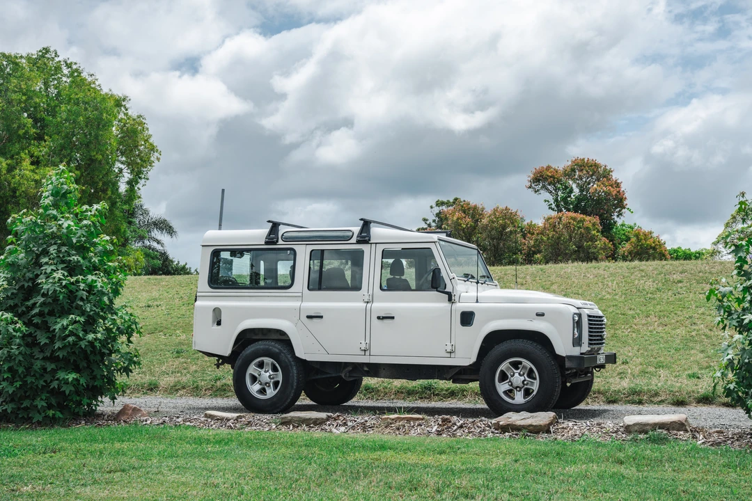 2010 Land Rover Defender 110 - Image 8 of 31