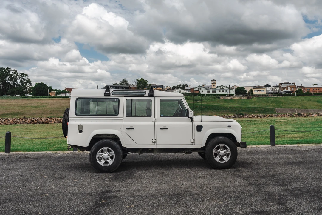 2010 Land Rover Defender 110 - Image 7 of 31