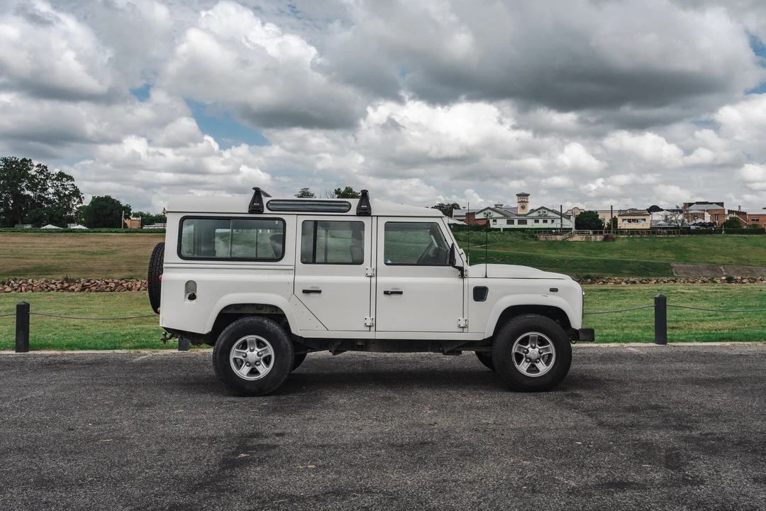 2010 Land Rover Defender 110 - Image 15 of 31