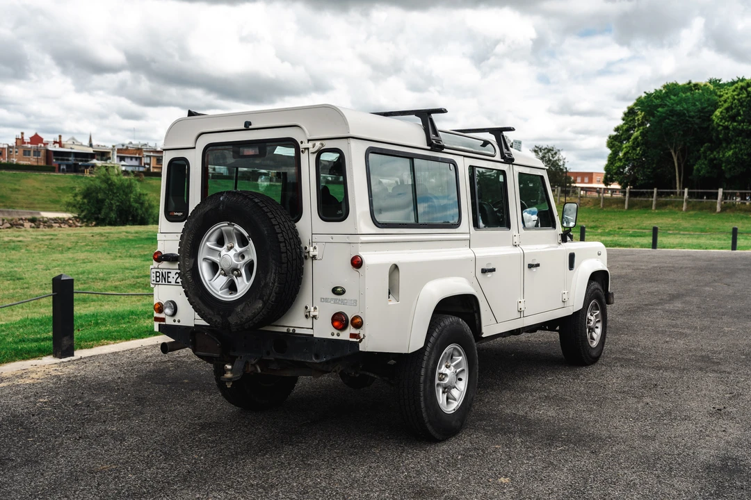 2010 Land Rover Defender 110 - Image 19 of 31